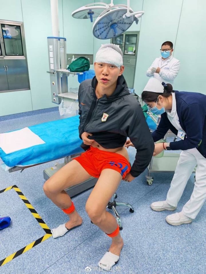 10分钟两次被干下场,泰山小将彭逸翔晒伤口:吃了一肘