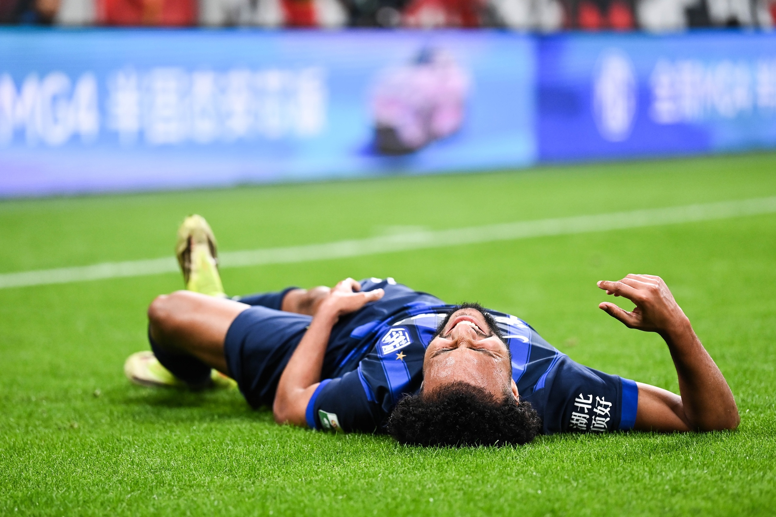 武汉三镇1-3青岛海牛:防线崩盘+低级失误,保级形势已至绝境